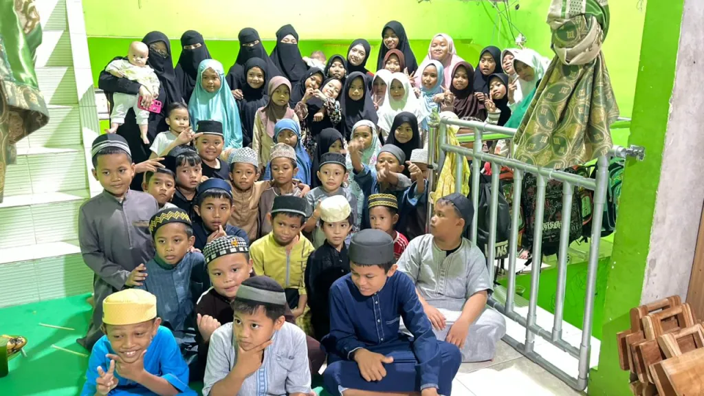 Suasana ceria anak-anak Majjelling saat mengikuti pembelajaran bahasa Arab berbasis media visual dalam kegiatan KKN-T Universitas Hasanuddin, yang menghadirkan metode belajar interaktif dan mudah dipahami sejak usia dini.